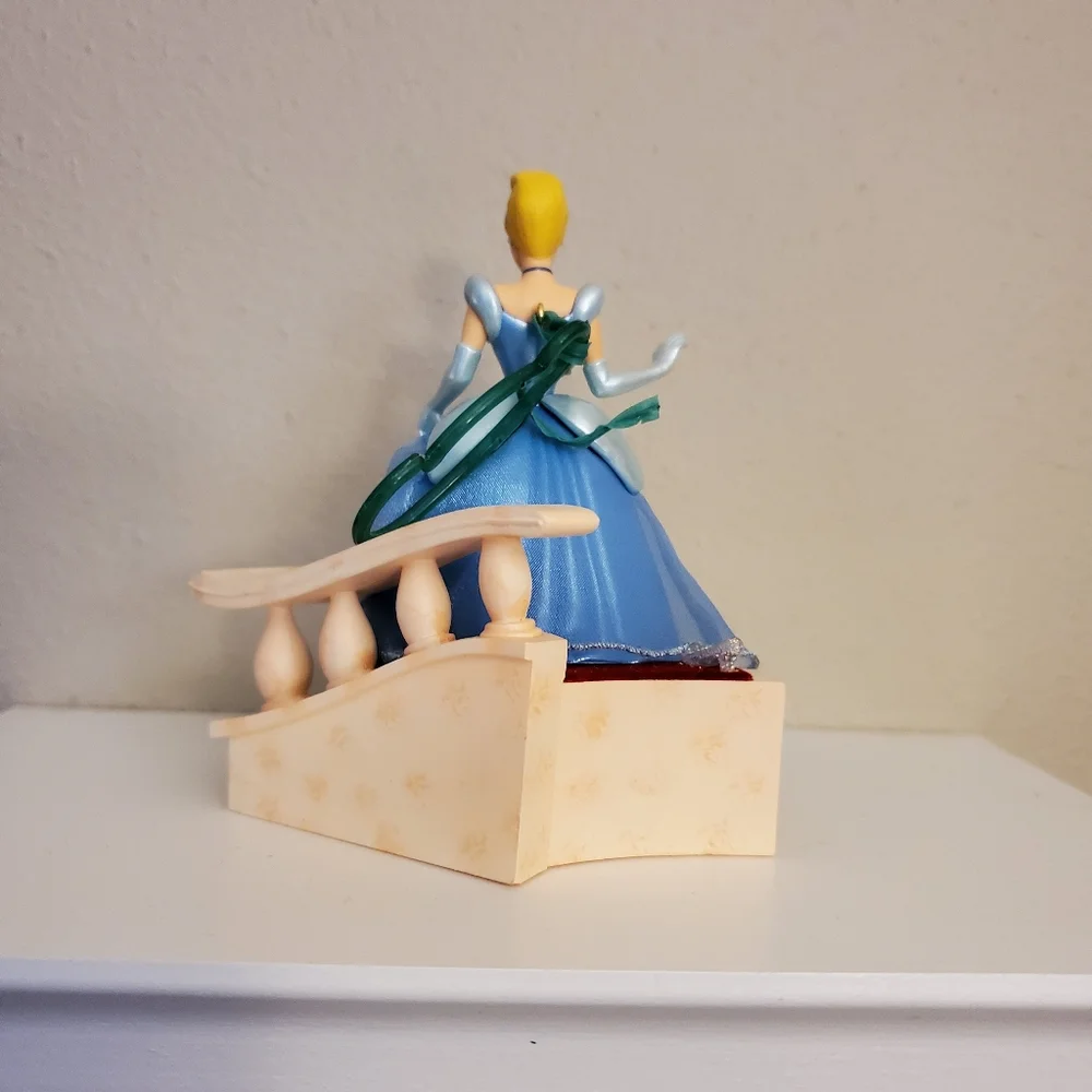 Hallmark Disney Cinderella 2007 Ornament - Picture 4 of 9